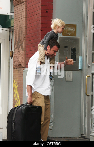 Naomi Watts Ehemann Liev Schreiber und Sohn Samuel Kai zurück zurück in ihre Heimat New York vom Flughafen JFK New York, USA- Stockfoto