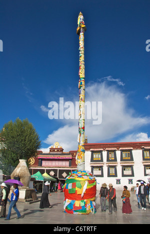 Fahnenmast vor dem Jokhang-Tempel Stockfoto