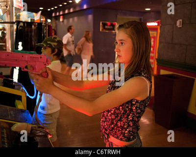 Junges Mädchen spielt eine Arkade Shooting Spiel, Las Vegas Stockfoto