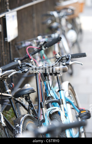 Fahrräder gelehnt Metallgeländer in zentralen Cambridge, UK. Stockfoto