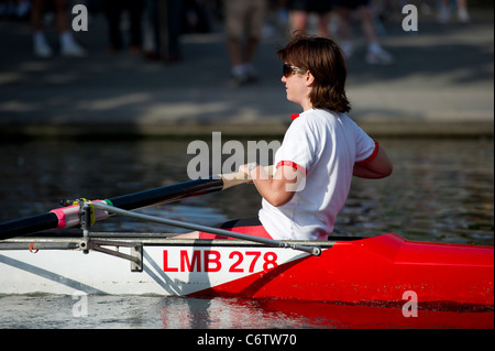 Schließen Sie herauf Bild eines Mitglieds der alle weiblichen Besatzung von acht im Ruderboot auf dem Fluss Cam, Cambridge an einem Sommerabend. Stockfoto