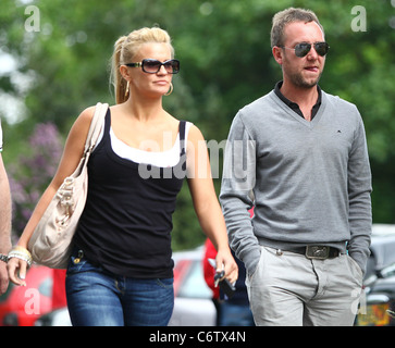 Kerry Katona und ihrem neuen Maler und Dekorateur Freund Adam Waldron von ihrem lokalen Beefeater Restaurant etwas zu essen zu stoppen, Stockfoto