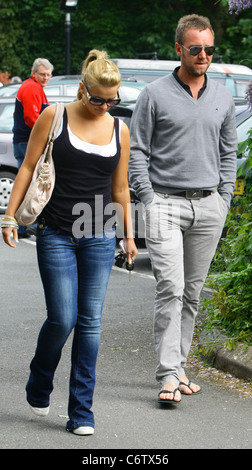 Kerry Katona und ihrem neuen Maler und Dekorateur Freund Adam Waldron von ihrem lokalen Beefeater Restaurant etwas zu essen zu stoppen, Stockfoto