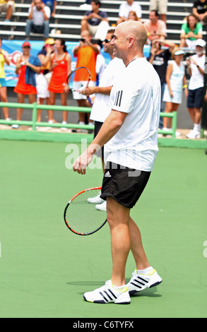 Andre Agassi Tennis-Profis, Andre Agassi und Pete Sampras öffnen eine kostenlose Tennis-Klinik um junge Kinder zu ermutigen, die Stockfoto