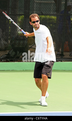 Pete Sampras Tennis-Profis, Andre Agassi und Pete Sampras öffnen eine kostenlose Tennis-Klinik um junge Kinder zu ermutigen, die Stockfoto