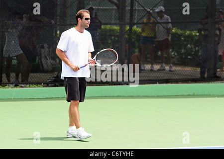 Pete Sampras Tennis-Profis, Andre Agassi und Pete Sampras öffnen eine kostenlose Tennis-Klinik um junge Kinder zu ermutigen, die Stockfoto