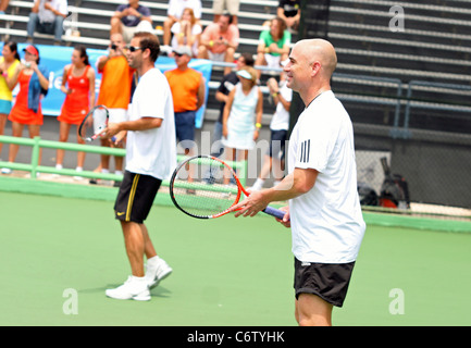 Tennis-Profis, Andre Agassi und Pete Sampras öffnen eine kostenlose Tennis-Klinik zur Förderung junger Kinder, ins Spiel San Juan, Stockfoto