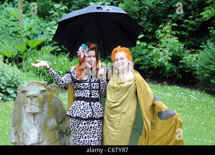 Dame Vivienne Westwood und Paloma Faith Gartenparty zu bewegen - Start Fototermin am Clarence House in London, Stockfoto