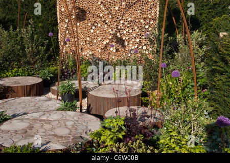 Vergeben Silber vergoldet Flora 'Atmen' Malvern Frühling Gartenarbeit Show 2011 Garten, entworfen von Paul Cantello (Batello Gartengestaltung) Stockfoto