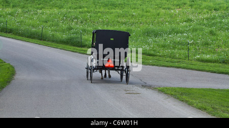 Der Amish-Pferdewagen fährt auf einer ländlichen Straße Bilder Bilder Fotos einsame Straße ins Nirgendwo Verkauf auf Alamy in Ohio OH USA US horizontal hochauflösend Stockfoto