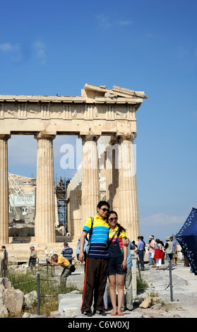 Athen, Griechenland, chinesisches Paar posiert auf Parthenon in der Akropolis Stockfoto