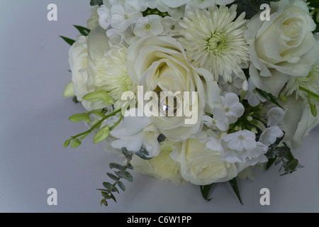 Ein wunderschöner Brautstrauß aus weißen Rosen mit zwei Ringen über dem Kopf von oben Bilder große hohe Auflösung in den USA horizontale Hi-res US Stockfoto
