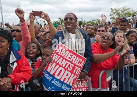 Detroit, Michigan - Jubel ein begeistertes Publikum wie Präsident Barack Obama auf einer Kundgebung der Labor Day in Detroit spricht. Stockfoto