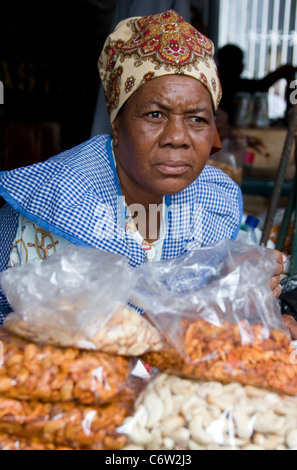 Verkauf von Nüssen in Maputo Markt Mosambik Lady Stockfoto