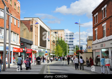 Pedestrianised Hautpstraße, Slough, Berkshire, England, Vereinigtes Königreich Stockfoto