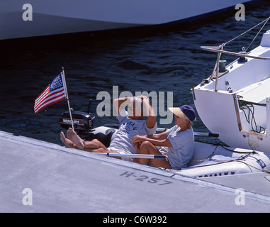 Paar entspannt auf Boot, Fischerdorf, Marina del Rey, Los Angeles, California, Vereinigte Staaten von Amerika Stockfoto