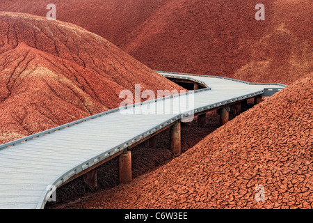 Ein Holzsteg führt durch die Ascheablagerungen entlang der Painted Cove Trail in Oregon John Day Fossil Beds National Monument. Stockfoto