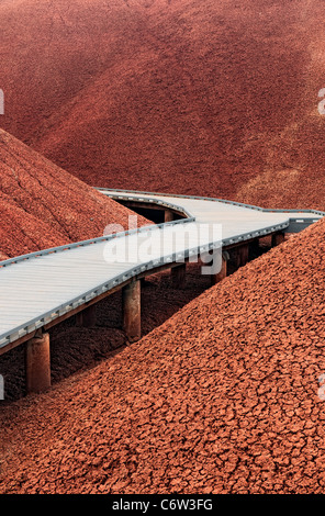 Ein Holzsteg führt durch die Ascheablagerungen entlang der Painted Cove Trail in Oregon John Day Fossil Beds National Monument. Stockfoto