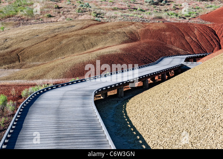 Ein Holzsteg führt durch die Ascheablagerungen entlang der Painted Cove Trail in Oregon John Day Fossil Beds National Monument. Stockfoto