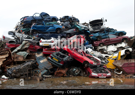 Autoschrott in einem Schrottplatz Metall die zerkleinert und recycelt werden. Stockfoto