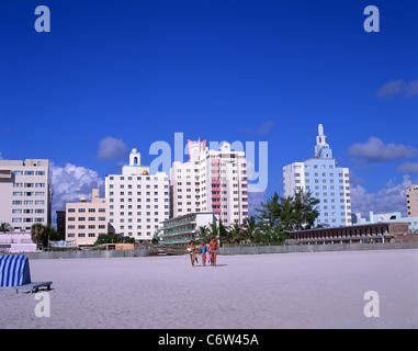 Blick auf den Strand zeigt Art-Deco-Gebäude, South Beach, Miami Beach, Florida, Vereinigte Staaten von Amerika Stockfoto