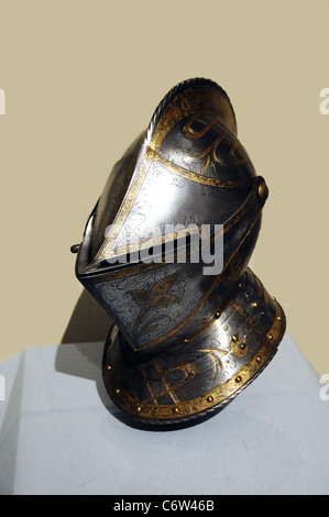 Mittelalterliche Ritter Helm - eine Rüstung zeigen an das Metropolitan Museum of Art, New York City USA Stockfoto