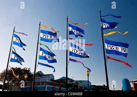 Fahnen am San Francisco Pier 39 Fishermans Wharf, Kalifornien, USA. JMH5185 Stockfoto