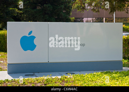 Apple-Logo außerhalb Apple Incorporated Unternehmenszentrale am 1-6 Infinite Loop, Cupertino, Kalifornien, USA. JMH5193 Stockfoto