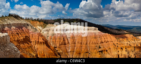 Panorama des roten Felsformationen in Cedar Breaks National Monument in Utah, um mehr als 10.000 Fuß Höhe. Stockfoto