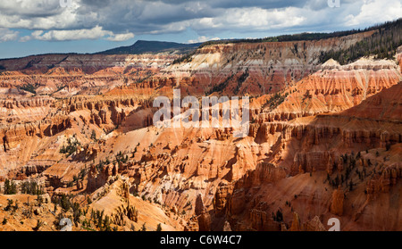 Panorama des roten Felsformationen in Cedar Breaks National Monument in Utah, um mehr als 10.000 Fuß Höhe. Stockfoto