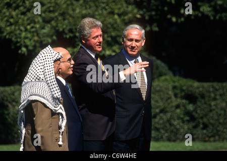 König Hussein, Präsident Bill Clinton mit mit PLO Jassir Arafat und der israelische Ministerpräsident Benjamin Netanjahu Stockfoto