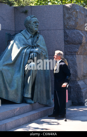 Präsident Bill Clinton und First Lady Hillary innehalten und die Skulptur von Roosevelt am FDR Memorial anzeigen Stockfoto
