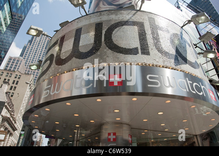 Swatch Times Square Store ist im New Yorker Stadtteil Manhattan, NY, Dienstag, 2. August 2011 abgebildet. Stockfoto