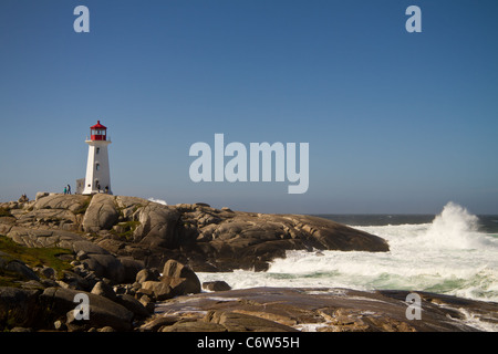 Wellen an den Felsen auf die Peggys Cove Leuchtturm als die Reste der Hurrikan Irene durchlaufen im August 2011 Stockfoto