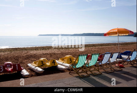 Liegestühle und Tretboote am Goodrington am Meer in Devon Stockfoto