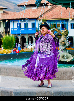 Peruanische Tänzerin mit traditioneller Kleidung Tanz in Straße in Cusco Peru am 25. Mai 2011 Stockfoto