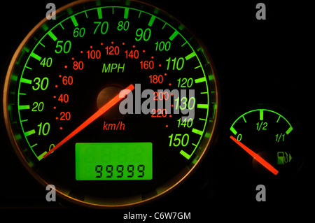 Die Kurzwahl im Auto zeigt, dass der Wegstreckenzähler oder Kilometerzähler zu erreichen 100.000 Meilen oder "rund um die Uhr" UK Stockfoto