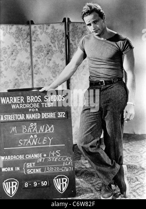 MARLON BRANDO U.S. Filmschauspieler macht einen Kleiderschrank Test für A Streetcar Named Desire 1950 Stockfoto