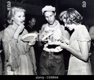 MARLON BRANDO mit Vivien Leigh auf der linken Seite und Kim Hunter während Pause in Filmen A Streetcar Named Desire 1950 Stockfoto