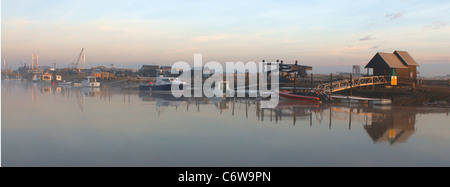 Walberswick Hafen an der Dämmerung am frostigen Morgen im März, mit Blick auf Southwold, Suffolk. Stockfoto