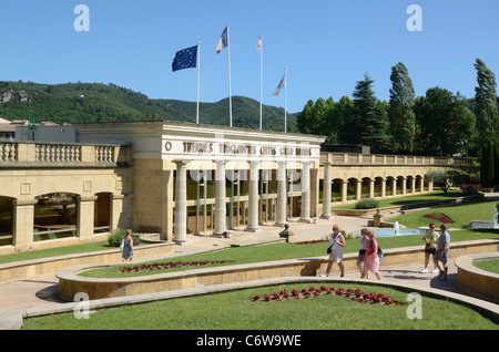 Besucher oder Touristen besuchen das römische Bäder Kurhaus in Greoux oder Greoux-Les-Bains, Alpes-de-Haute-Provence, Provence, Frankreich Stockfoto