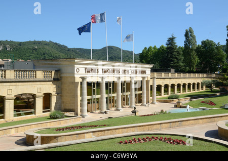 Höhlenwohnungen römischen Thermen Kurhaus in Greoux oder Greoux-Les-Bains, ein Kurort im Département Alpes-de-Haute-Provence, Frankreich Stockfoto