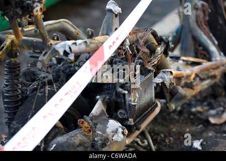 Verbrannten Motorrad auf Bürgersteig während London Riots Stockfoto