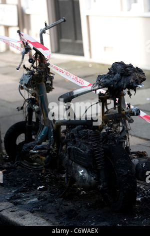 Verbrannten Motorrad auf Bürgersteig während London Riots Stockfoto