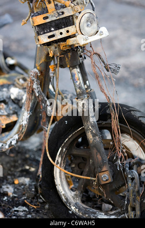 Verbrannten Motorrad auf Bürgersteig während London Riots Stockfoto