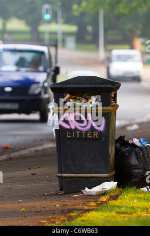 Überquellenden Müllcontainer auf Straße Stockfoto
