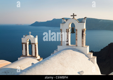 Kirche mit Blick aufs Meer im Dorf Oia (La), Santorini (Thira), Kykladen, Ägäis, Griechenland, Europa Stockfoto