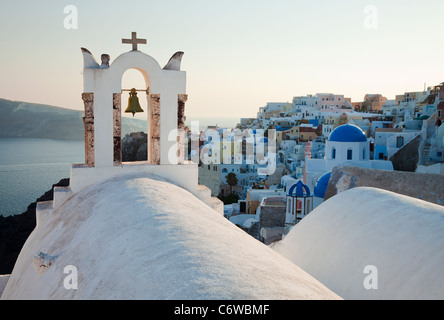 Kirche mit Blick aufs Meer im Dorf Oia (La), Santorini (Thira), Kykladen, Ägäis, Griechenland, Europa Stockfoto