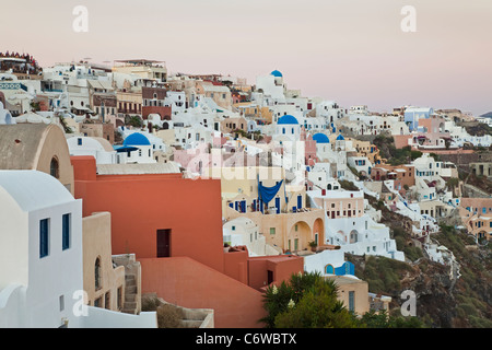 Dorf von Oia (La), Santorini (Thira), Kykladen, Ägäis, Griechenland, Europa Stockfoto