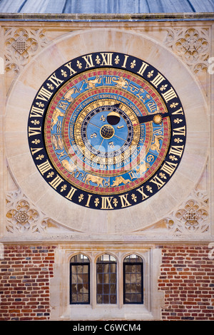 König Heinrich VIII. astronomische Uhr / Gesicht, die mit Blick auf den königlichen Hof in Hampton Court Palace. Middlesex. VEREINIGTES KÖNIGREICH. Stockfoto